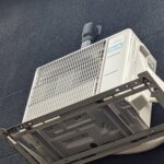 新しいエアコン室外機を取り付けた様子
