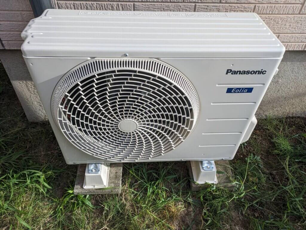 新しいエアコン室外機